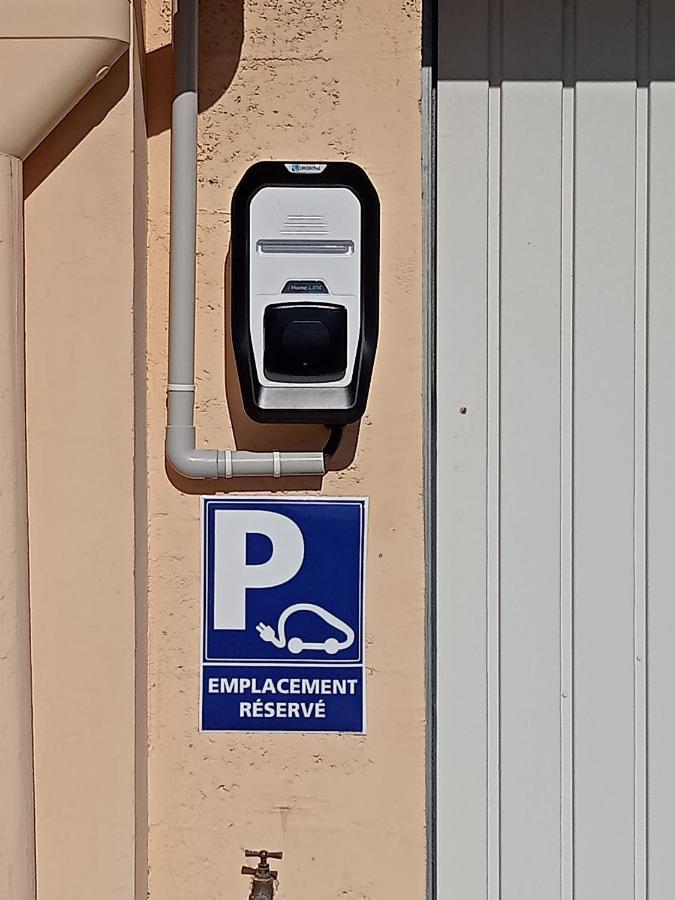 Une Pause Quelque Part Avec Recharge Pour Voiture Electrique Saint-Medard-de-Guizieres Екстер'єр фото