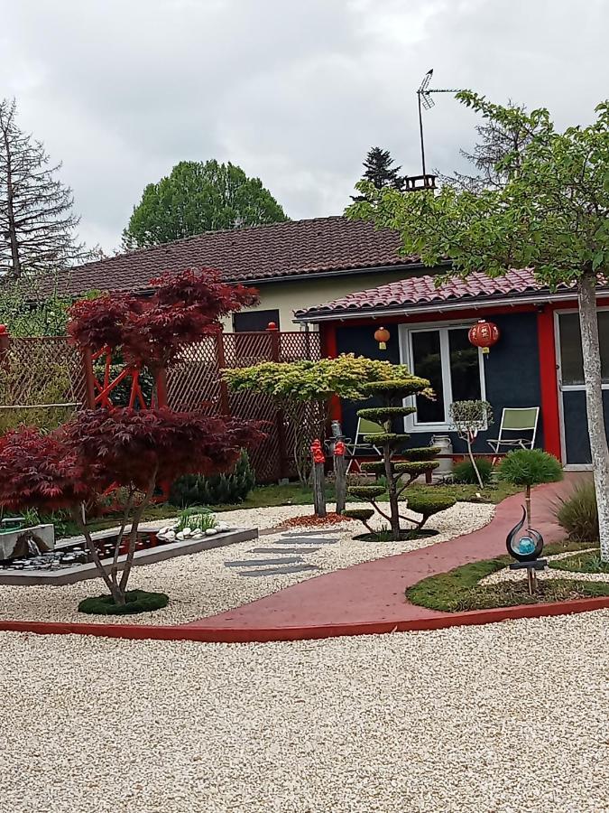 Une Pause Quelque Part Avec Recharge Pour Voiture Electrique Saint-Medard-de-Guizieres Екстер'єр фото