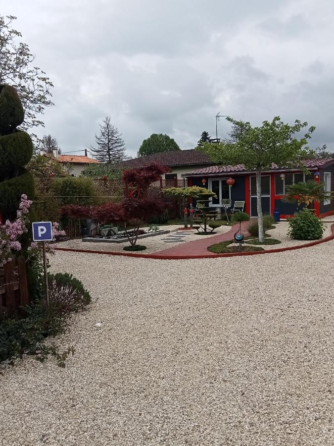 Une Pause Quelque Part Avec Recharge Pour Voiture Electrique Saint-Medard-de-Guizieres Екстер'єр фото