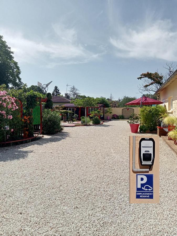 Une Pause Quelque Part Avec Recharge Pour Voiture Electrique Saint-Medard-de-Guizieres Екстер'єр фото