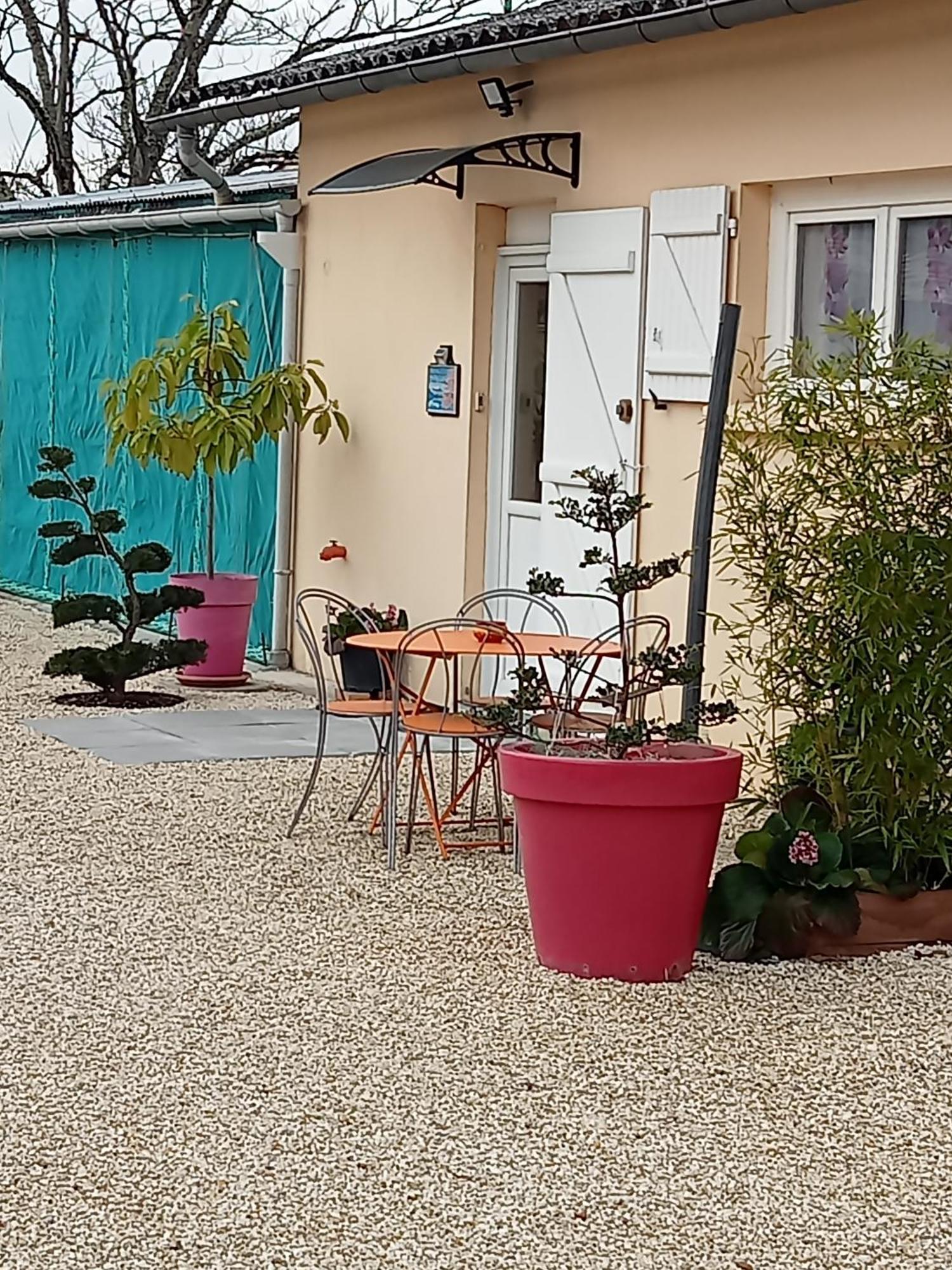Une Pause Quelque Part Avec Recharge Pour Voiture Electrique Saint-Medard-de-Guizieres Екстер'єр фото