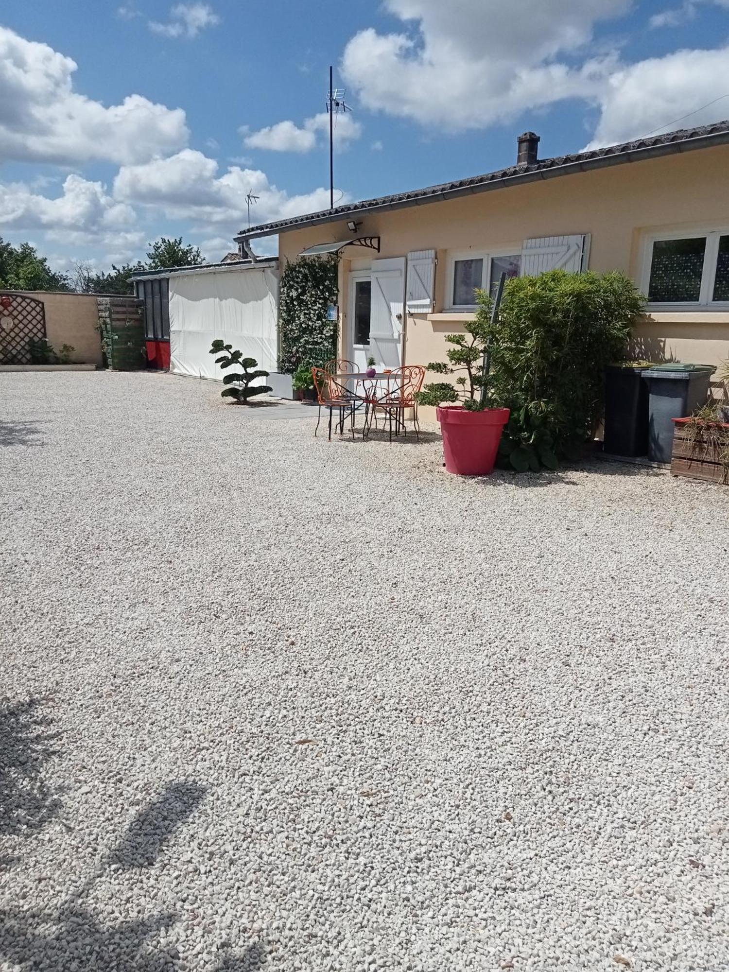 Une Pause Quelque Part Avec Recharge Pour Voiture Electrique Saint-Medard-de-Guizieres Екстер'єр фото