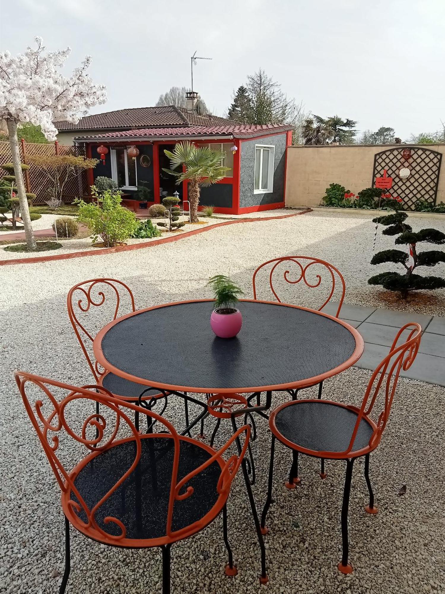 Une Pause Quelque Part Avec Recharge Pour Voiture Electrique Saint-Medard-de-Guizieres Екстер'єр фото
